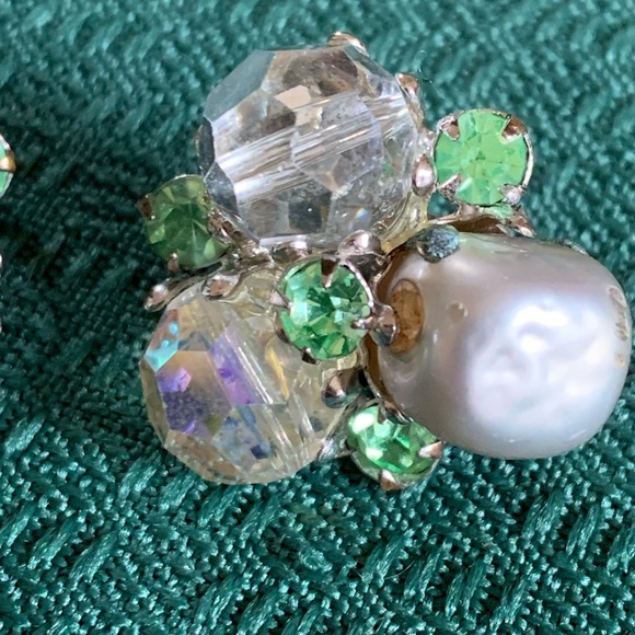Vintage Vogue 1950s Cluster Earrings Clip On Green Rhinestone with Crystal Beads - Picture 4 of 9